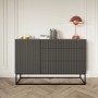 Modernes Selsey Sideboard Veldio 140 cm schwarz, geriffelte Fronten, 3 Schubladen, Tür, schwarze Beine.