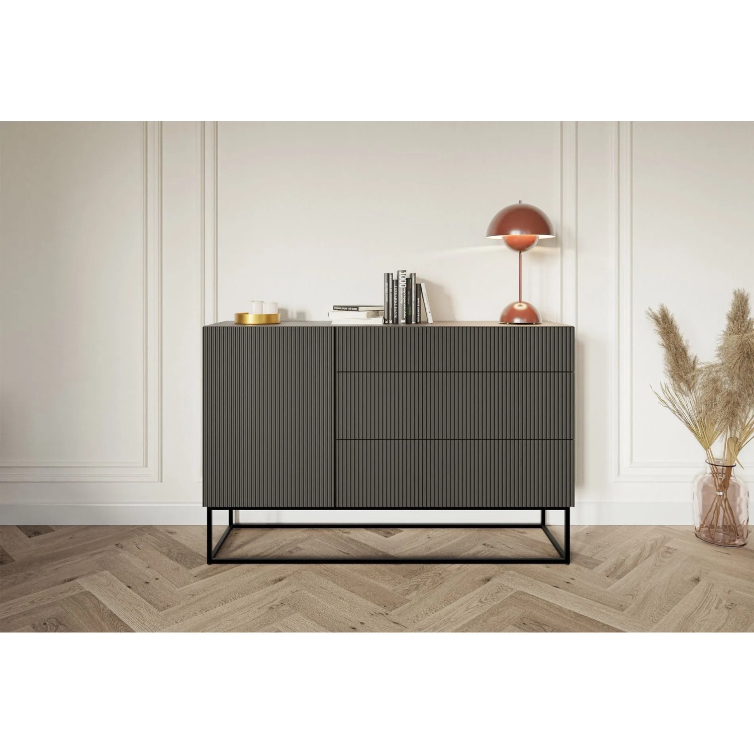 Modernes Selsey Sideboard Veldio 140 cm schwarz, geriffelte Fronten, 3 Schubladen, Tür, schwarze Beine.