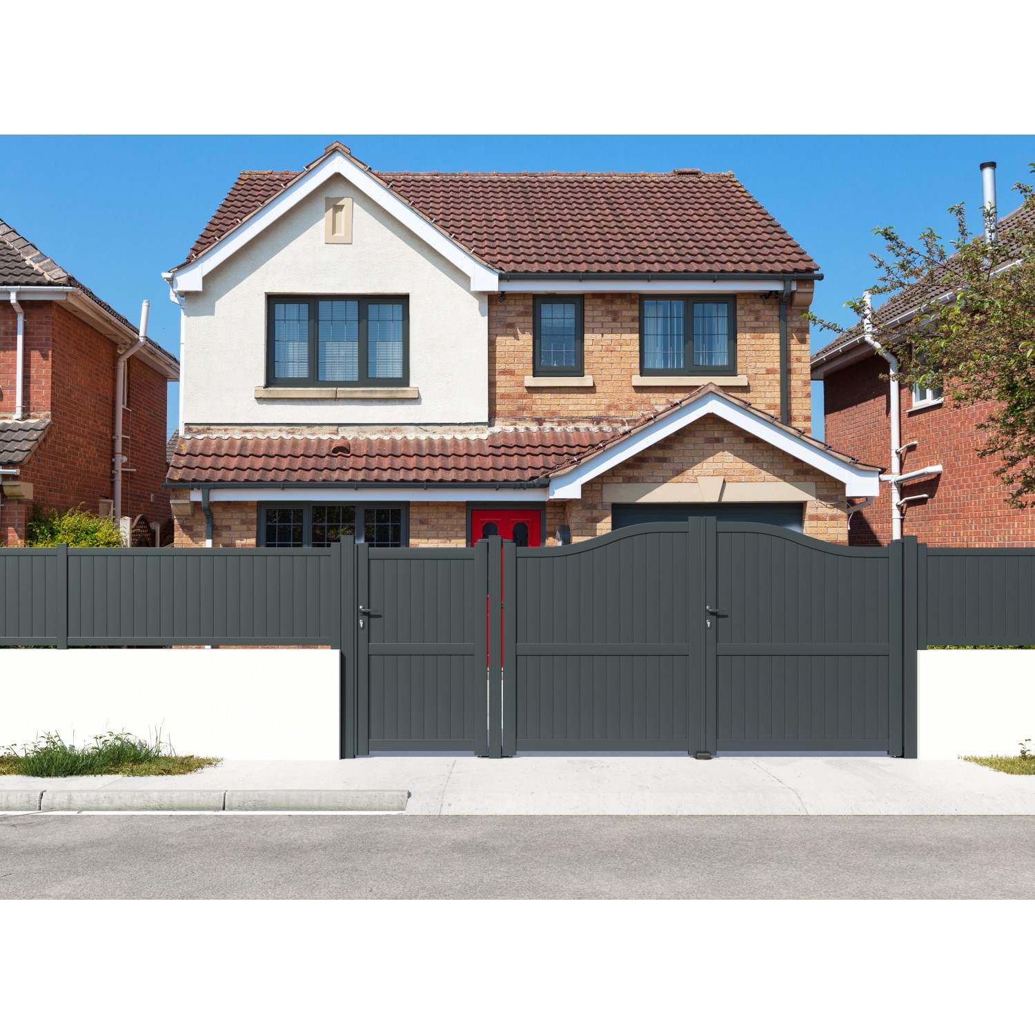 Doppelflügeliges Hoftor Adaufe in Anthrazit, 306x183 cm, vor einem Wohnhaus.