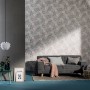 Wohnraum mit grauer Marburg Vliestapete Struktur Kringeloptik als Blickfang.