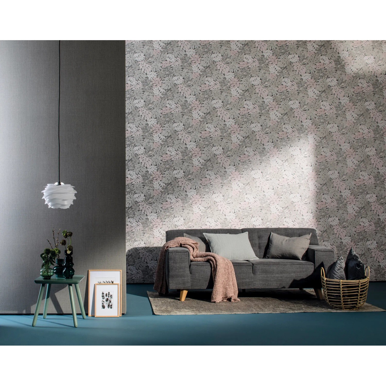 Wohnraum mit grauer Marburg Vliestapete Struktur Kringeloptik als Blickfang.
