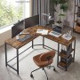 Songmics Eckschreibtisch Brandon mit Ablagen, braun-schwarz, im modernen Arbeitszimmer.