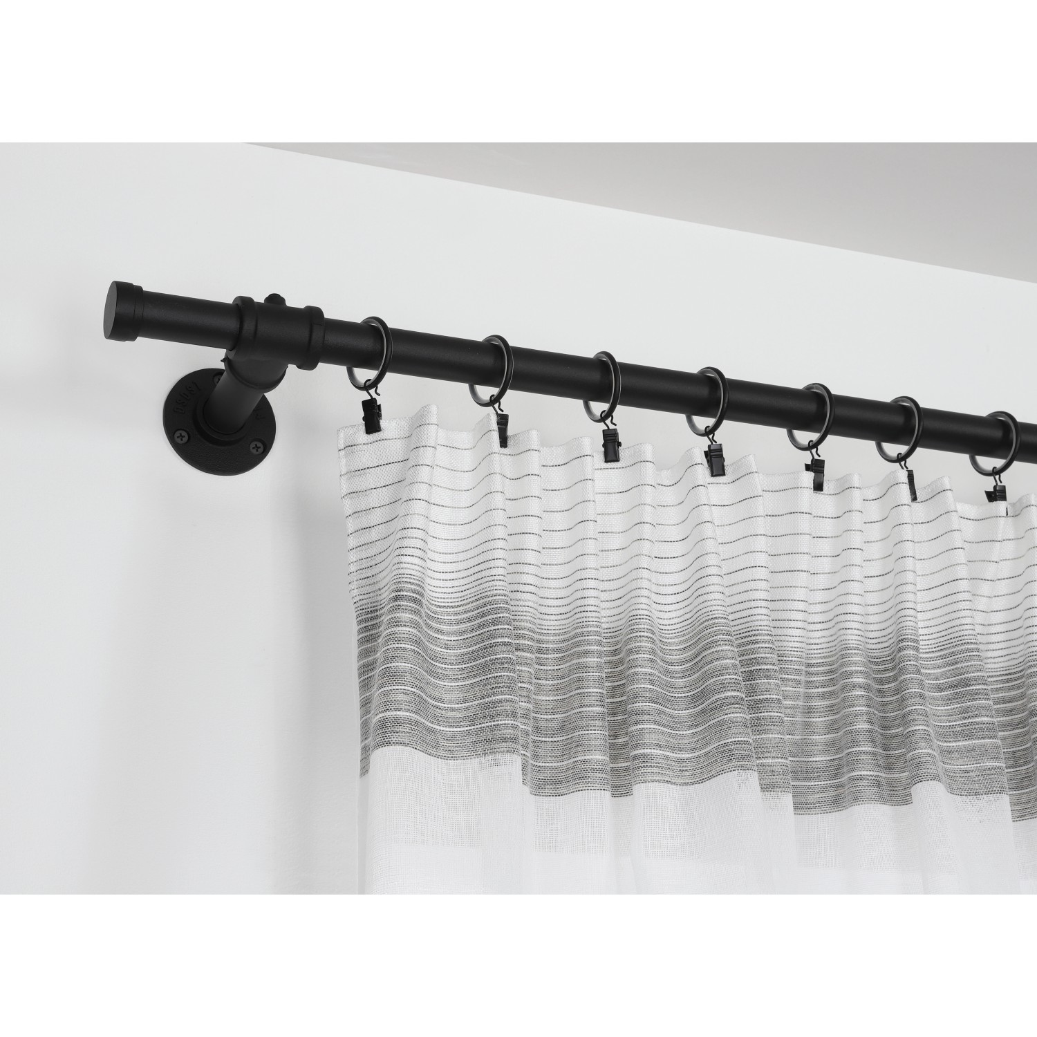 Schwarze Gardinia Gardinenstange Industrial Home (Ø 25 mm, 240 cm) mit Vorhang.