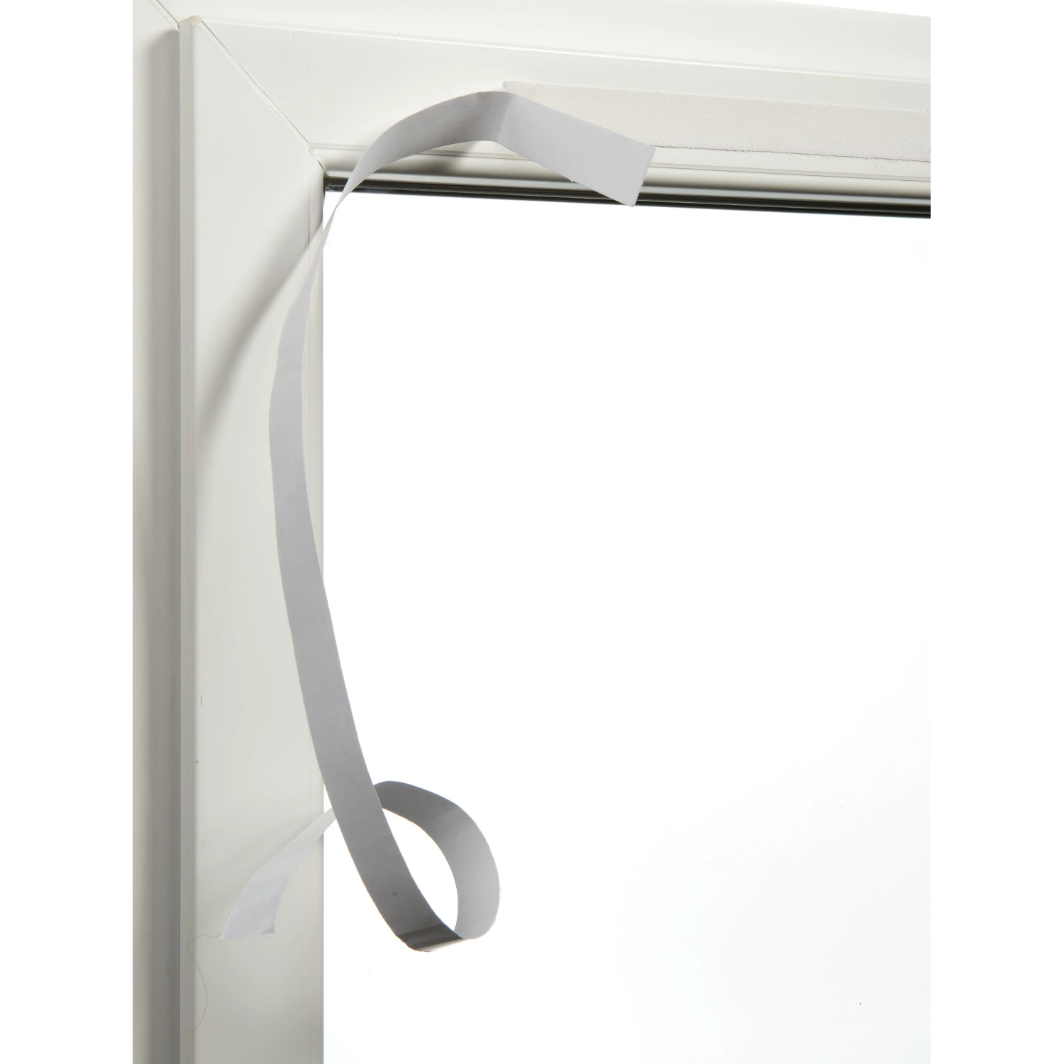 Detailaufnahme: Gardinia Easyfix Raffrollo, magnetisch, grau, Befestigung am Fensterrahmen mit Klettband.