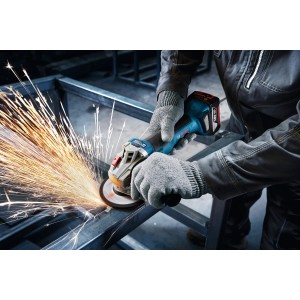 Bosch GWS 18V-8 Akku-Winkelschleifer im Einsatz beim Schleifen von Metall mit Funkenflug.
