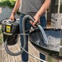 Kärcher Aschesauger AD 2 Battery beim Reinigen eines Grills. Akku-Sauger für Asche.