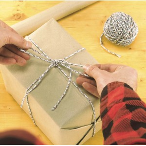 Geschenk verpackt mit Recycling-Schnur (45m). Dekorative Kordel zum Basteln und Verpacken.