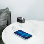 Schwarze 3-fach Steckdosenleiste mit USB-Anschlüssen und Smartphone auf einem Tisch.
