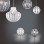 Mehrere Trio Pendelleuchten Pumpkin, weiß und transparent, in verschiedenen Formen und Größen.