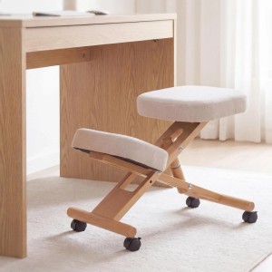 MCW Kniestuhl Q46 aus hellem Holz mit cremefarbenen Polstern und Rollen, höhenverstellbar, im Büro.