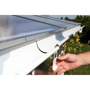 Skan Holz Stahl-Regenrinnen-Set, 541 cm, weiß, Montage an Terrassenüberdachung.