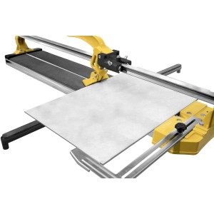 Güde Hand-Fliesenschneider GHF 800 in Gelb-Schwarz mit Fliese auf Aluminium-Grundplatte.