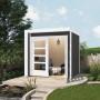 Modernes, anthrazitfarbenes Weka Holz-Gartenhaus mit Flachdach und geöffneter Doppeltür.