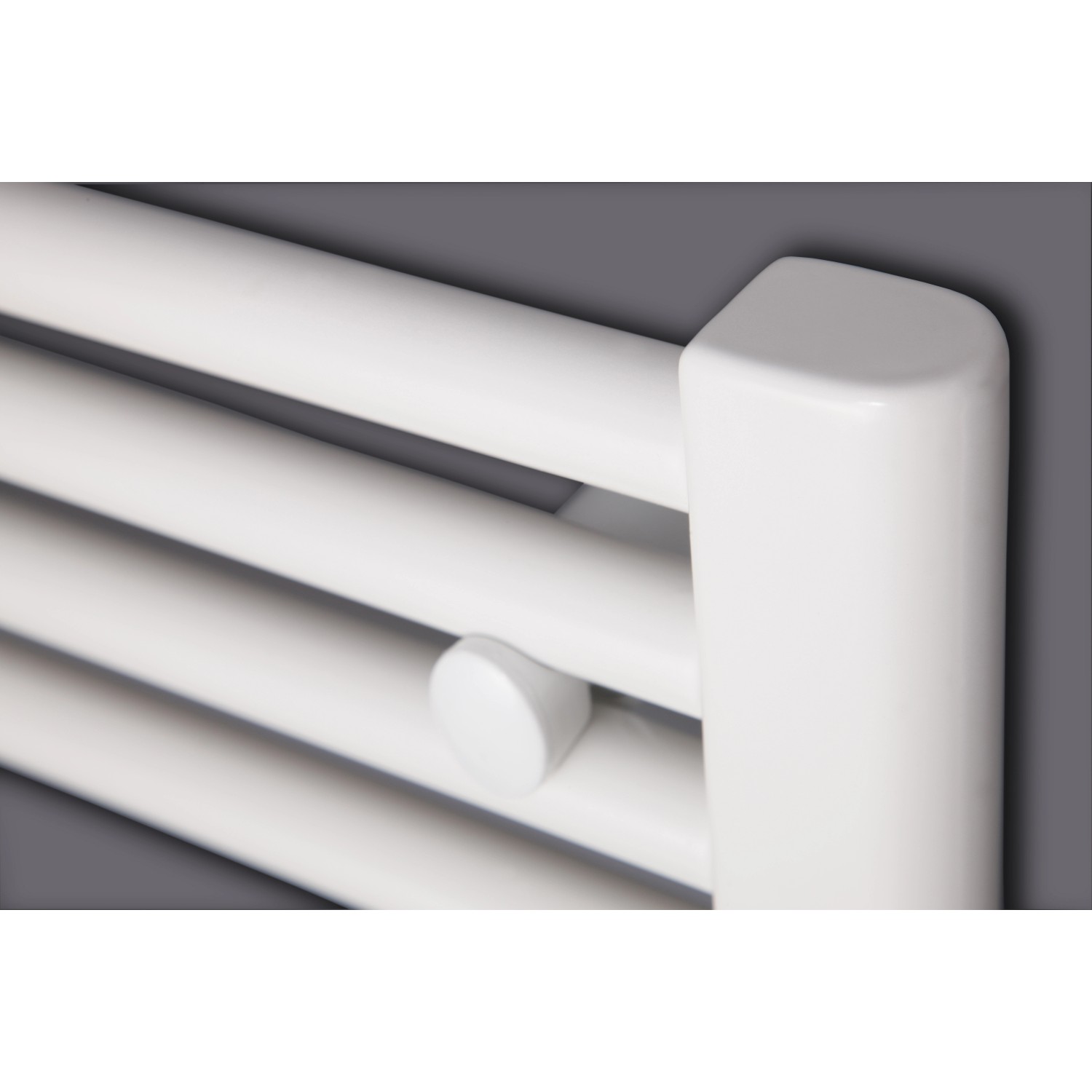 Detailansicht des weißen Ximax Badheizkörpers Alpha-C mit Mittenanschluss.