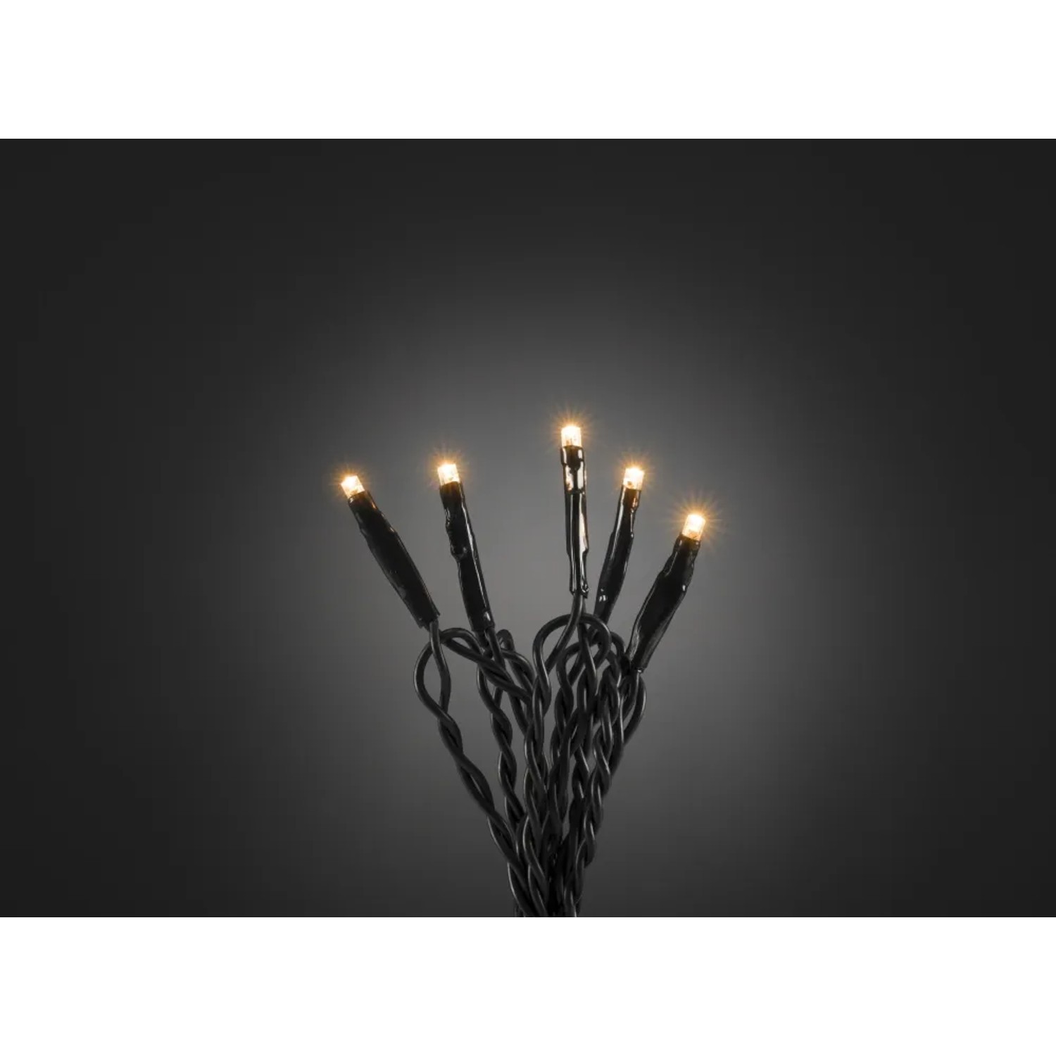 Konstsmide Micro LED Lichterkette mit 50 warmweißen LEDs und grünem Kabel für den Innenbereich.