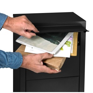Schwarzer MEFA Paketkasten Rowan mit Hand, die Post einlegt. Paketbriefkasten für große Mengen Post.