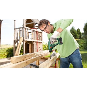 Mann bohrt mit dem Bosch Akku-Bohrhammer Uneo Maxx 18 V in Holz.