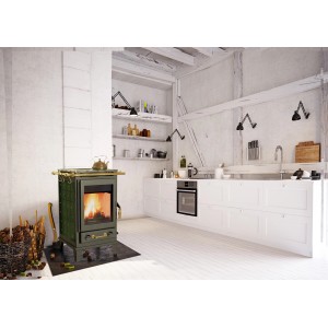 Fireplace Florenz Kaminofen, Keramik schwarz, 7 kW, in heller Wohnküche.