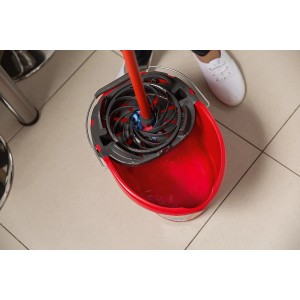 Vileda SuperMocio Eimer mit PowerPress zum Auswringen des Wischmopps.