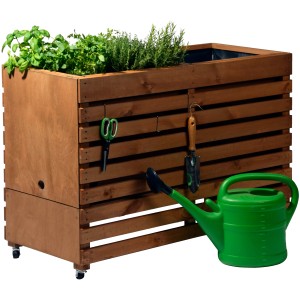 Bernsteinfarbenes Dobar Doppel-Hochbeet Rolling Garden XXL aus Holz mit Kräutern und Gießkanne.