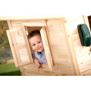 Kind schaut aus Fenster vom unbehandelten Spielhaus Noa aus Zedernholz.