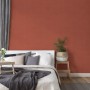 Schlafzimmer mit roter Vliestapete Uni, leicht strukturiert und matt.