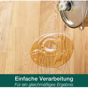 Bona Parkettpflegeöl wird auf einen Holzboden gegossen. Pflegt und schützt geölte Böden.