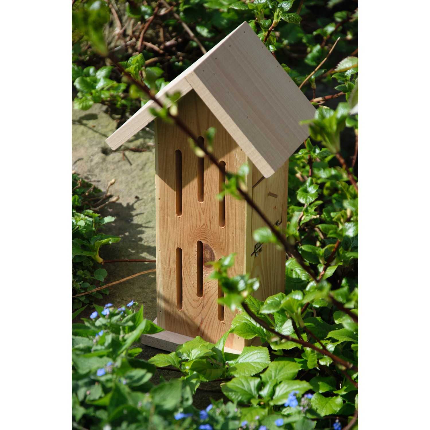 Helles Holz Schmetterlingshaus 'Sonnenfalter' mit Einfluglöchern im Garten.