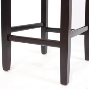 Detailaufnahme: Dunkelbraune Holzbeine und Fußstütze des Barhockers Cesena.