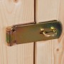 Detailaufnahme: Goldfarbener Verschlussriegel an Holztür des Karibu Gartenhauses.