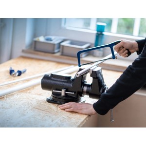 LUX Schraubstock SST-125 D Comfort beim Sägen eines Rohrs. Spannwerkzeug mit Stahlbacken.