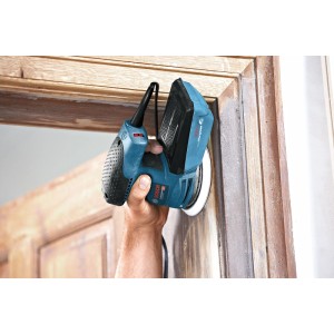 Bosch Professional Exzenterschleifer GEX 125-1 AE schleift Holzrahmen. Ergonomisches Werkzeug für glatte Oberflächen.