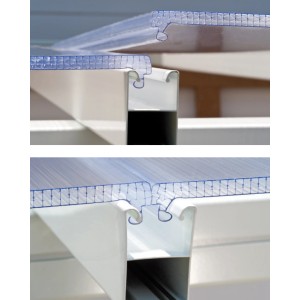 Detailaufnahme: Weiße Palram Canopia Terrassenüberdachung mit Hohlkammerplatten.