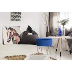 Blauer Kayoom Hocker Mio mit goldenen Beinen, 45x45 cm, neben einem Sitzsack in einem Wohnzimmer.