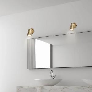 Zwei goldene Lamkur Prisma Wandleuchten mit Schalter im Badezimmer.