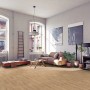Wohnraum mit Kaindl Laminat Poseidon 7 mm Tahiti Oak, wasserfest und in Holzoptik.