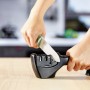 Schwarzer Messerschärfer und Polierer in Verwendung, Küchenhelfer für scharfe Messer.