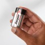 Energizer Max D Mono Batterie, 2er-Pack in Hand gehalten.