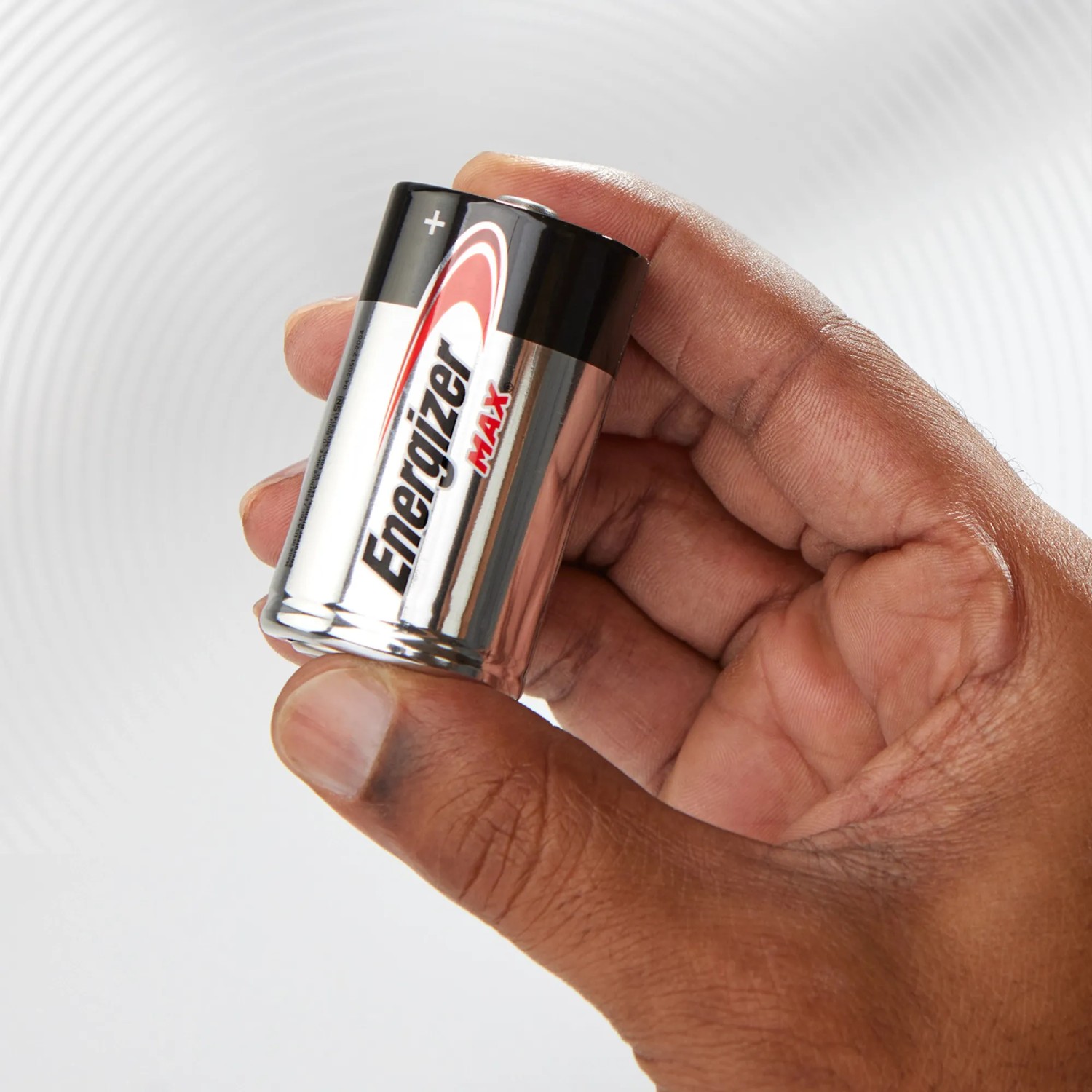 Energizer Max D Mono Batterie, 2er-Pack in Hand gehalten.