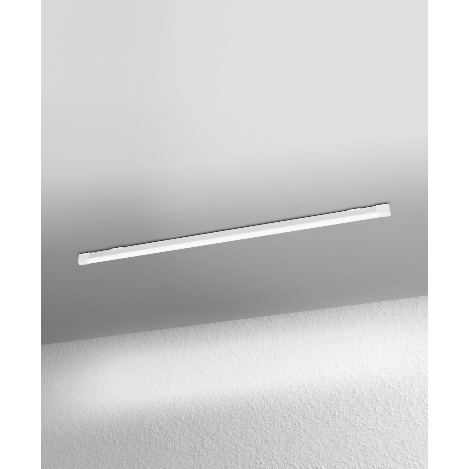Silberne Ledvance LED-Lichtleiste (123,4 cm) an einer Decke. Ideal für Küche, Regal oder Schrank.