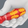 Wera isolierter Kreuzschlitz-Schraubendreher PH2, rot/gelb, in einer Hand gehalten.