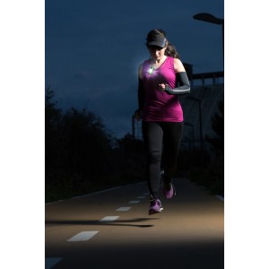 Frau joggt nachts mit Energizer Wearable Light Speziallampe für bessere Sichtbarkeit.