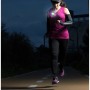 Frau joggt nachts mit Energizer Wearable Light Speziallampe für bessere Sichtbarkeit.