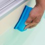 Blauer Handschrubber im Doppelpack reinigt Poolwand. Pool Reiniger für einfache Handhabung.