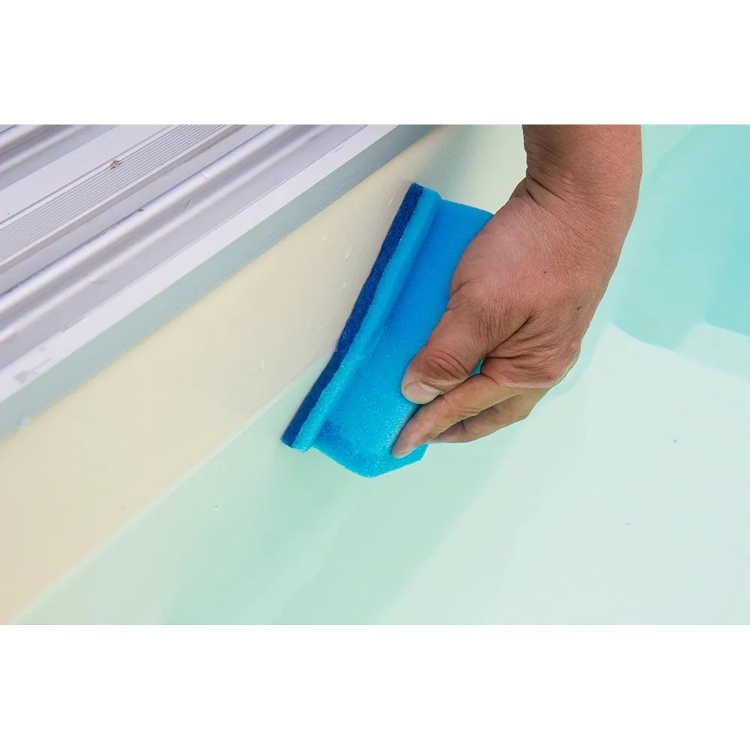 Blauer Handschrubber im Doppelpack reinigt Poolwand. Pool Reiniger für einfache Handhabung.