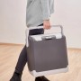 Frau trägt AEG Kühlbox KK 20 (20 l) in Schwarz-Grau. Ideal für unterwegs.
