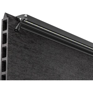 LyghtUp LED-Zaunbeleuchtung Set, anthrazitfarbene Leiste am Zaun montiert.