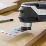 Bosch Professional GOP 40-30 Multicutter im Einsatz beim Sägen von Holz.