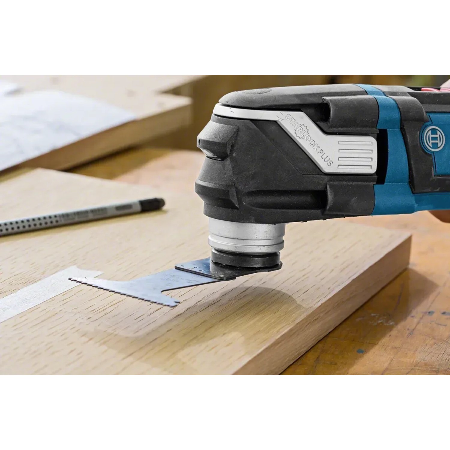 Bosch Professional GOP 40-30 Multicutter im Einsatz beim Sägen von Holz.