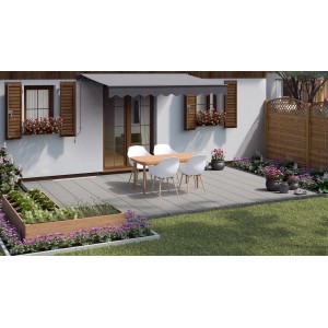 Verlegte Premac Terrassenplatten Ester Grau 50x50 cm auf Terrasse mit Möbeln und Pflanzen.